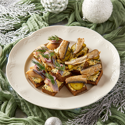 Ассорти бутербродов с сельдью и шпротами 1006111