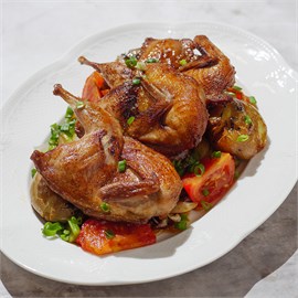 Перепела жареные на гриле с овощами 1005838