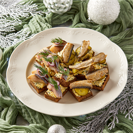 Ассорти бутербродов с сельдью и шпротами 1006111